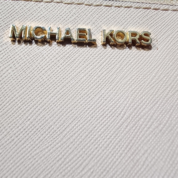 Michael Kors Blush Card Holder with Gold Accents and keychain EUC - Picture 4 of 13